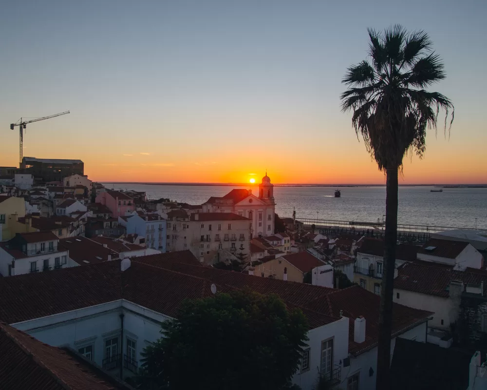 Krásný východ slunce u Miradouro Portas do Sol v Lisabonu