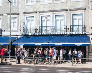 Fronta před Pastéis de Belém v Lisabonu