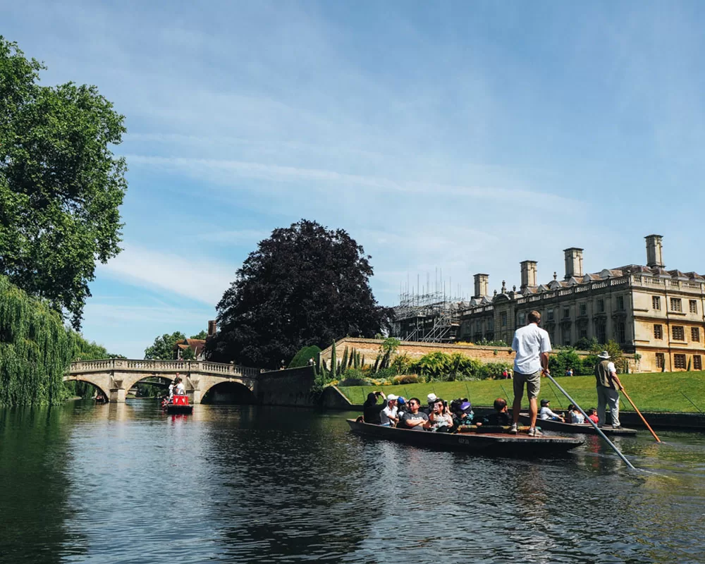 Vyzkoušejte punting v Cambridge