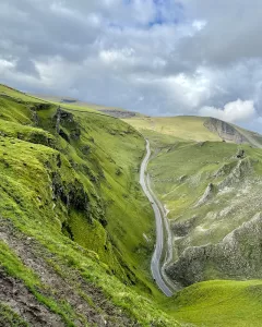 Horský průsmyk Winnats Pass v blízkosti vesnice Castleton