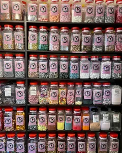 Prodejna s anglickými cukrovinkami ve městě Bakewell