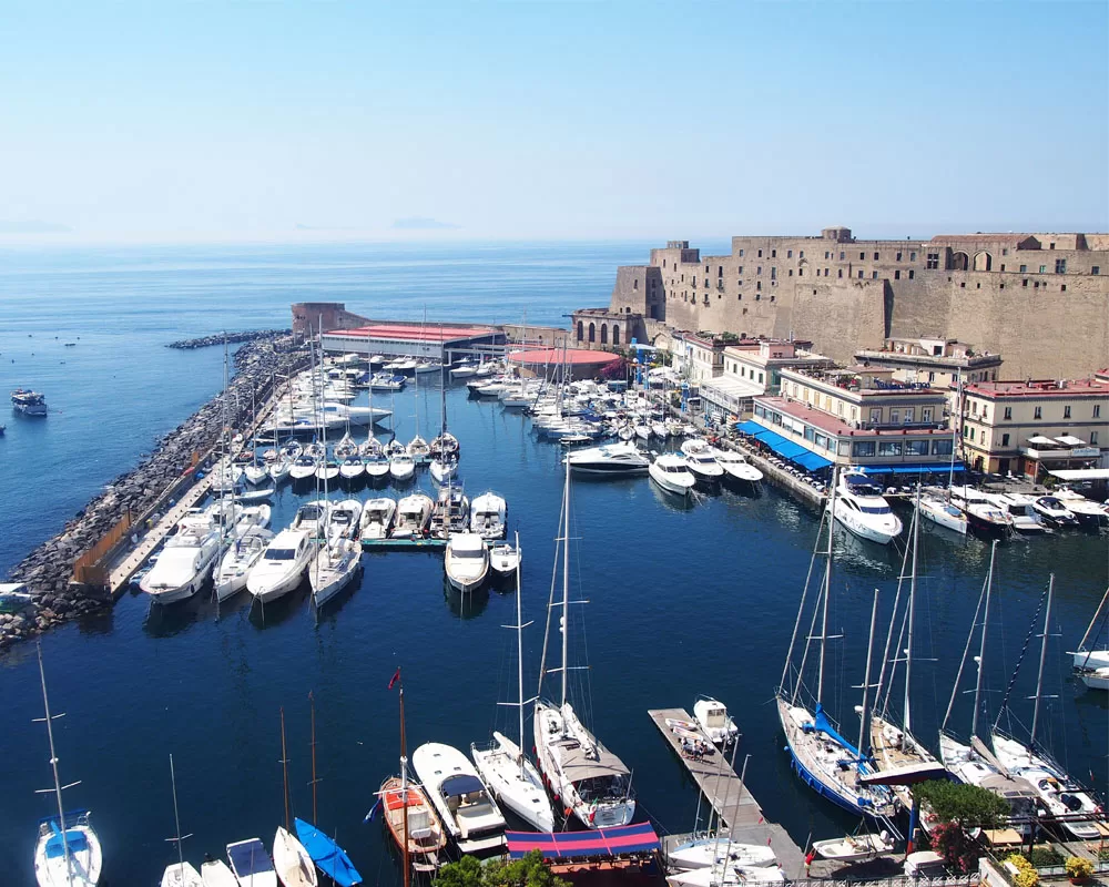 Castel dell'Ovo v Neapoli