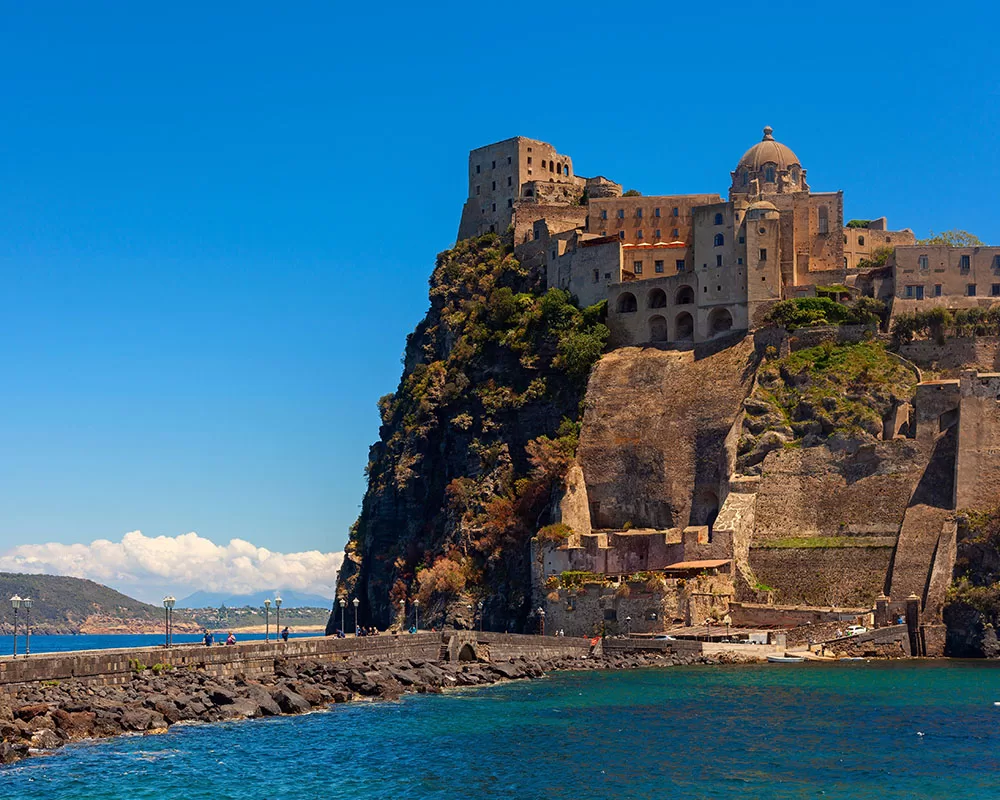 Hrad Aragonese na ostrově Ischia v Itálii