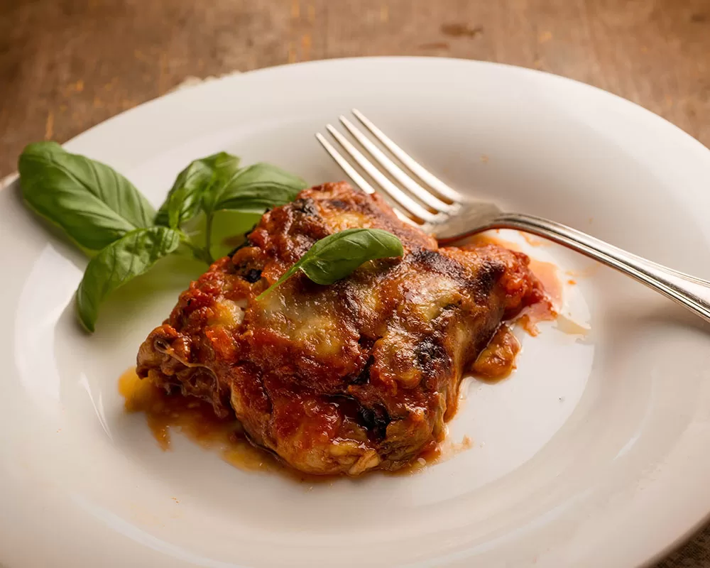 Zapečené lilky s rajčaty a mozzarelou - melanzane alla parmigiana