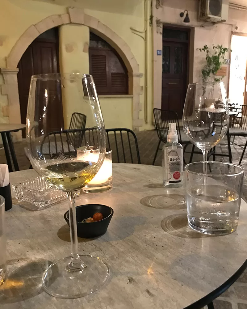 Řecké víno v baru v Chania