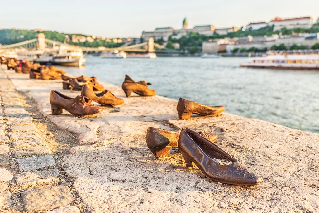 Boty na břehu Dunaje, Budapešť