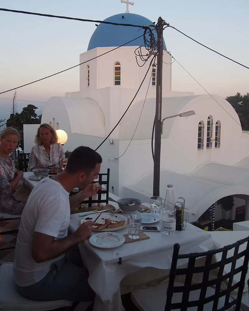 Večeře při západu slunce na Santorini
