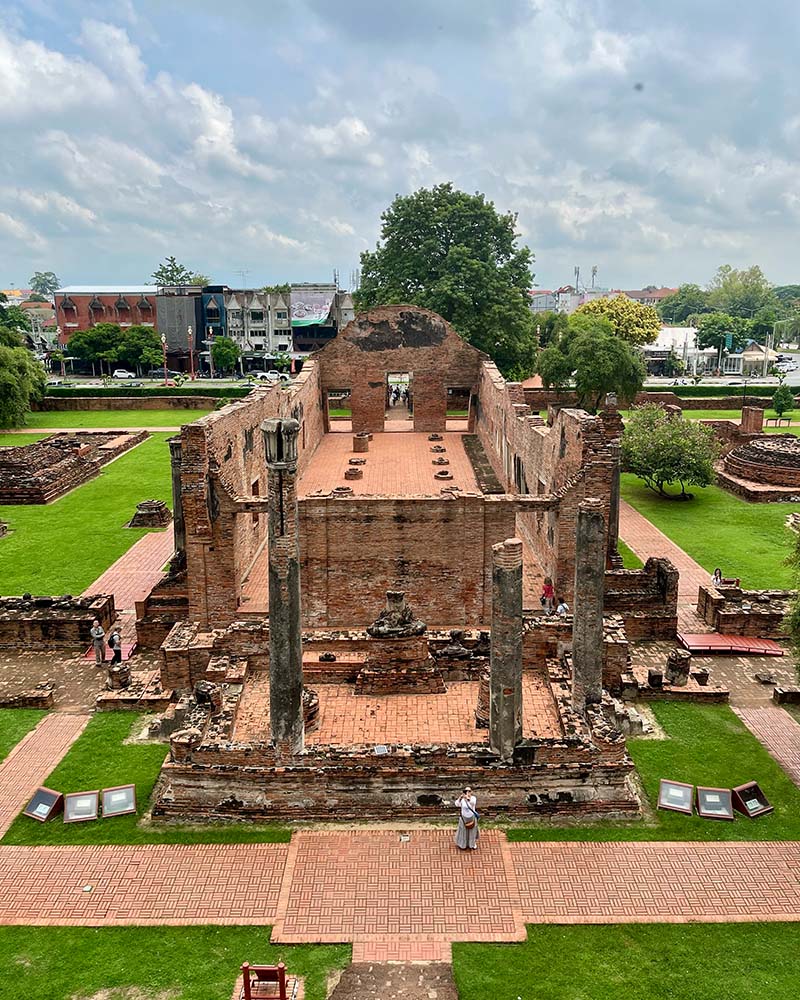Výhled z věže chrámu Wat Ratchaburana v Ayutthaya