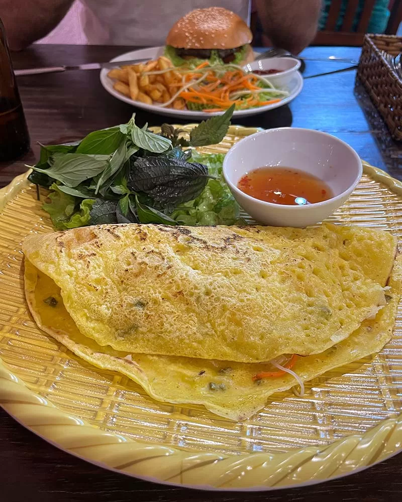 Vietnamská omeleta s krevetami a zeleninou