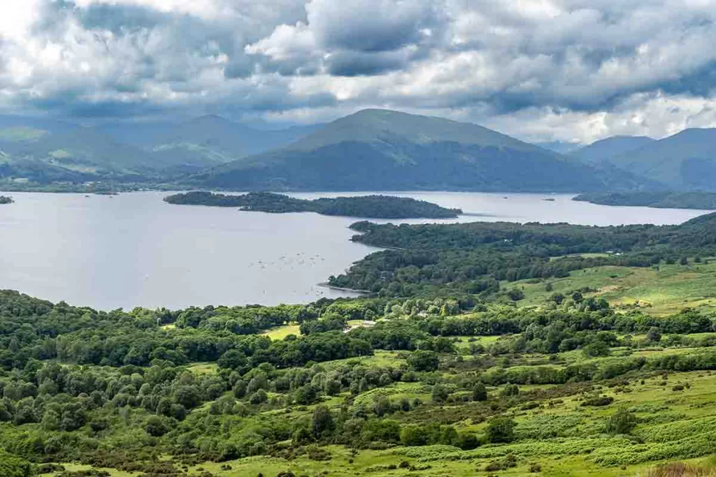 Jezero Loch Lomond ve Skotsku